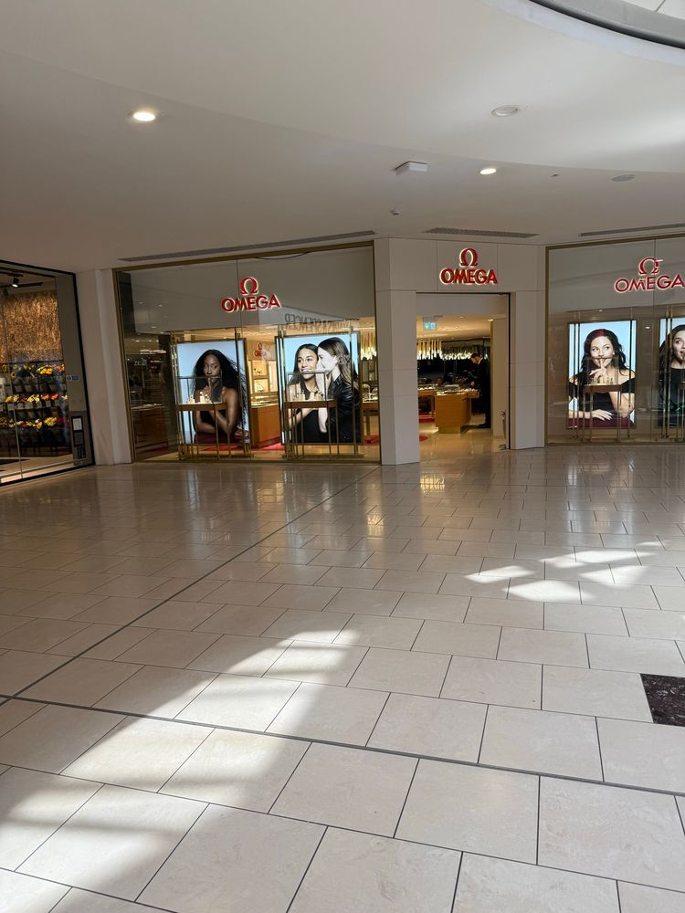 This is a picture of a store in lakeside called Omegas aka Evan Buckleys new residence cos my hc is his an omega and Eddie is his alpha and his gonna breed him till his pull of his pups