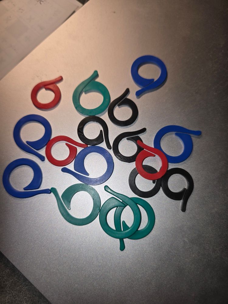 Stitch markers of different colours and sizes.