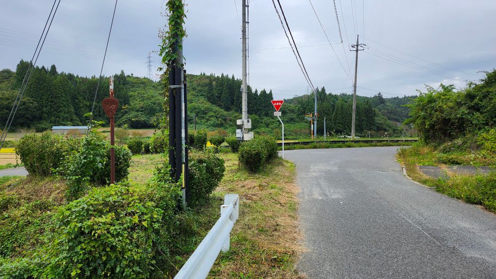 錆びた国道標識が立つ地点。一時停止のある丁字路。