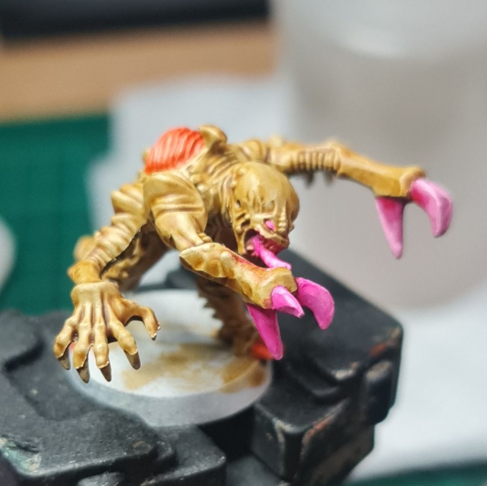 Picture of a mostly painted Genestealer model from Warhammer 40k. This one is very old