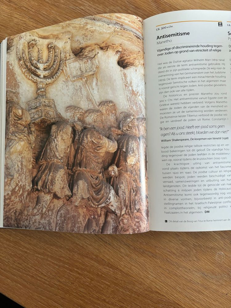 Beschrijving oorsprong antisemitische idee in 300 v christus. Afbeelding ernaast van sculptuur van een joods-Romeinse oorlog 