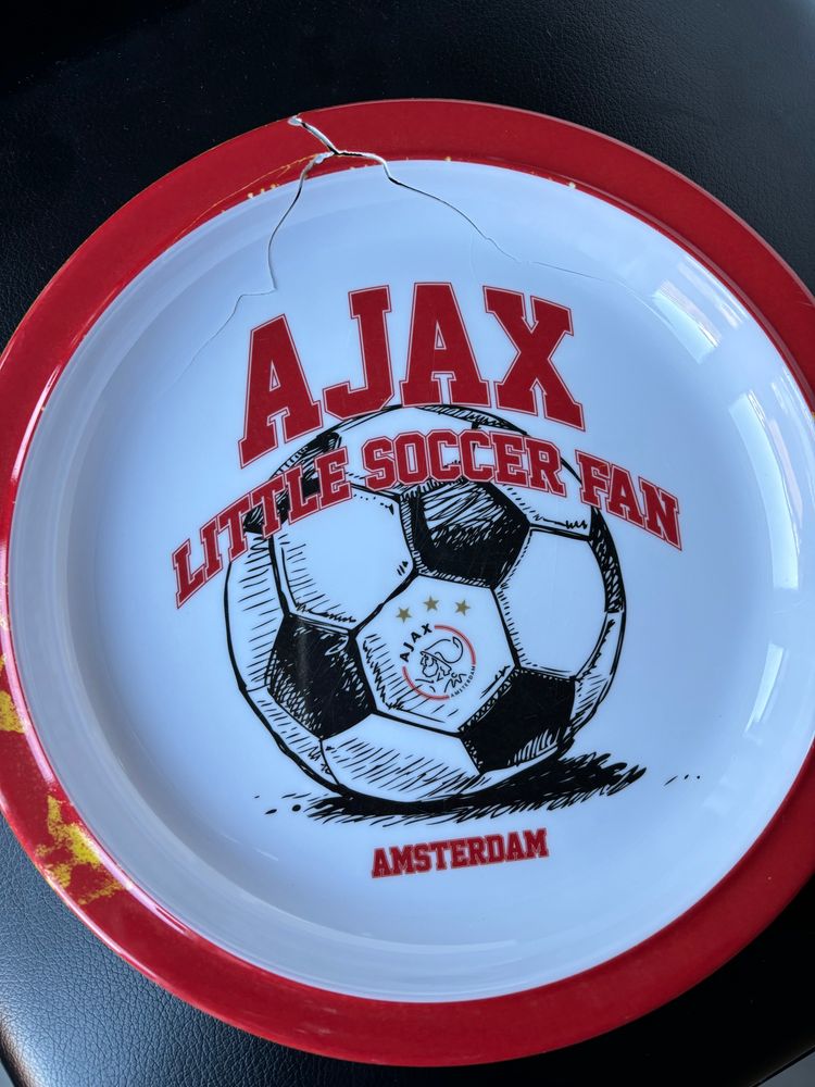 Ajax ontbijtbordje met barsten erin. Tekst op het bordje ‘Ajax little soccer fan’ Amsterdam 