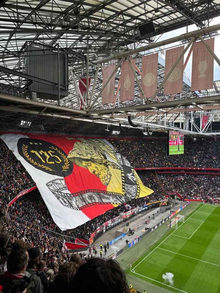Groot jubileum spandoek op zuid zijde van de Arena met 125 jaar ero, een afbeelding van de Griekse held en een filmrolletje met historische beelden uit de rijke geschiedenis van de club 