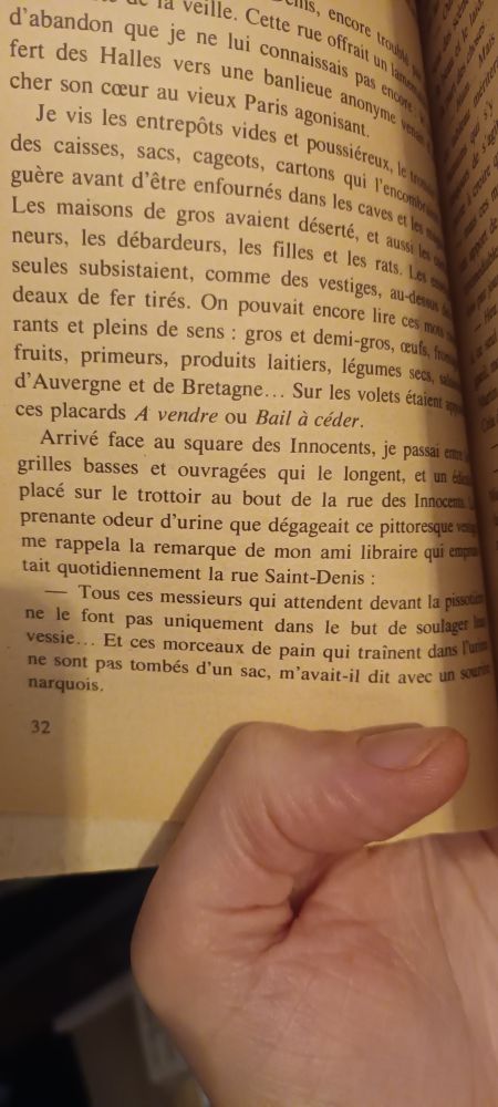 Passage d'un roman qui dit : "Tous ces messieurs qui attendent devant la pissotière ne le font pas uniquement dans le but de soulager leur vessie... Et ces morceaux de pain qui traînent dans l'urine ne sont pas tombés d'un sac, m'avait il dit avec un air narquois.