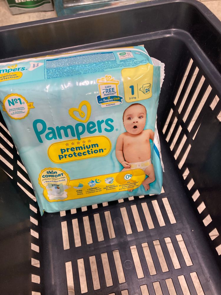 Eine Packung Windeln in einem Einkaufskorb