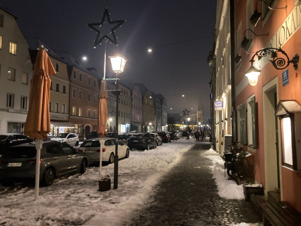 Eine winterliche Szene in einer Straße bei Nacht