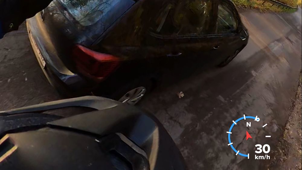 Standbild einer Aufzeichnung. Ein Auto überholt eine Rad fahrende Person mit sehr geringem Abstand