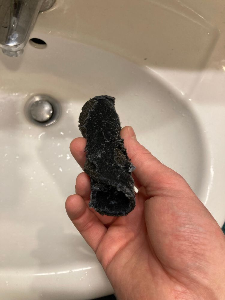 Ein zu einer Rolle geformtes Schaumpolster eines BHs