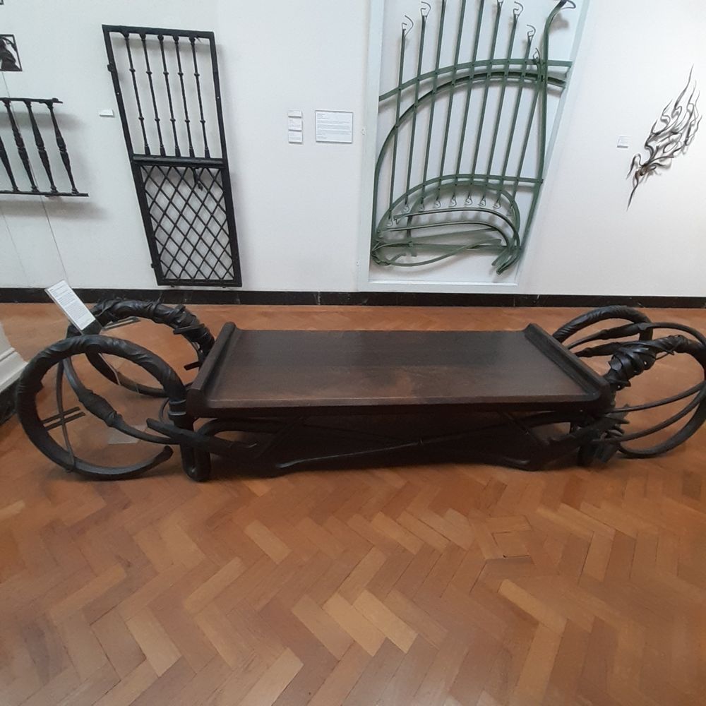 Un banc en mahogany et fer, on peut s'y asseoir 