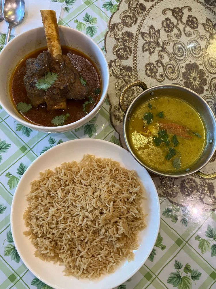 ラヒ パンジャビーキッチン🇵🇰 漫画肉みたいなラム肉のニハリと海老カレー、愛しのブラウンライス