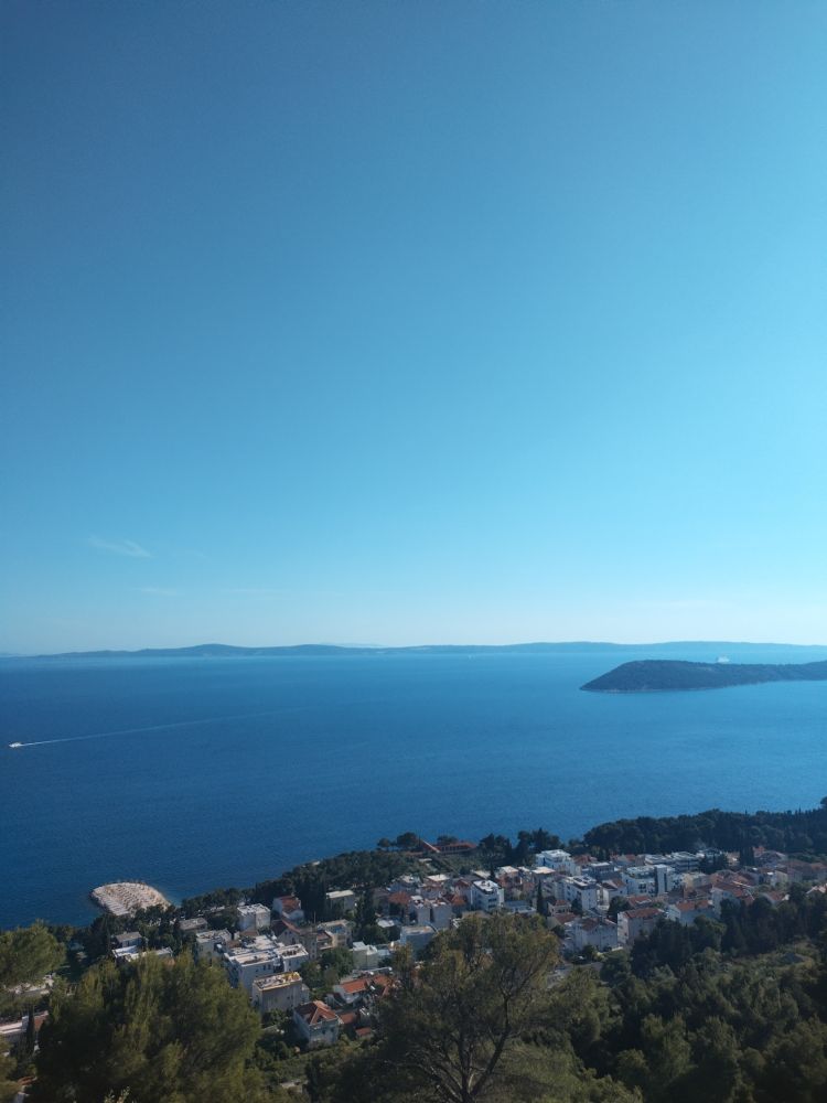 Maisemakuva Marjan puiston korkeimmalta kohdalta. Merta ja kaupunkia.