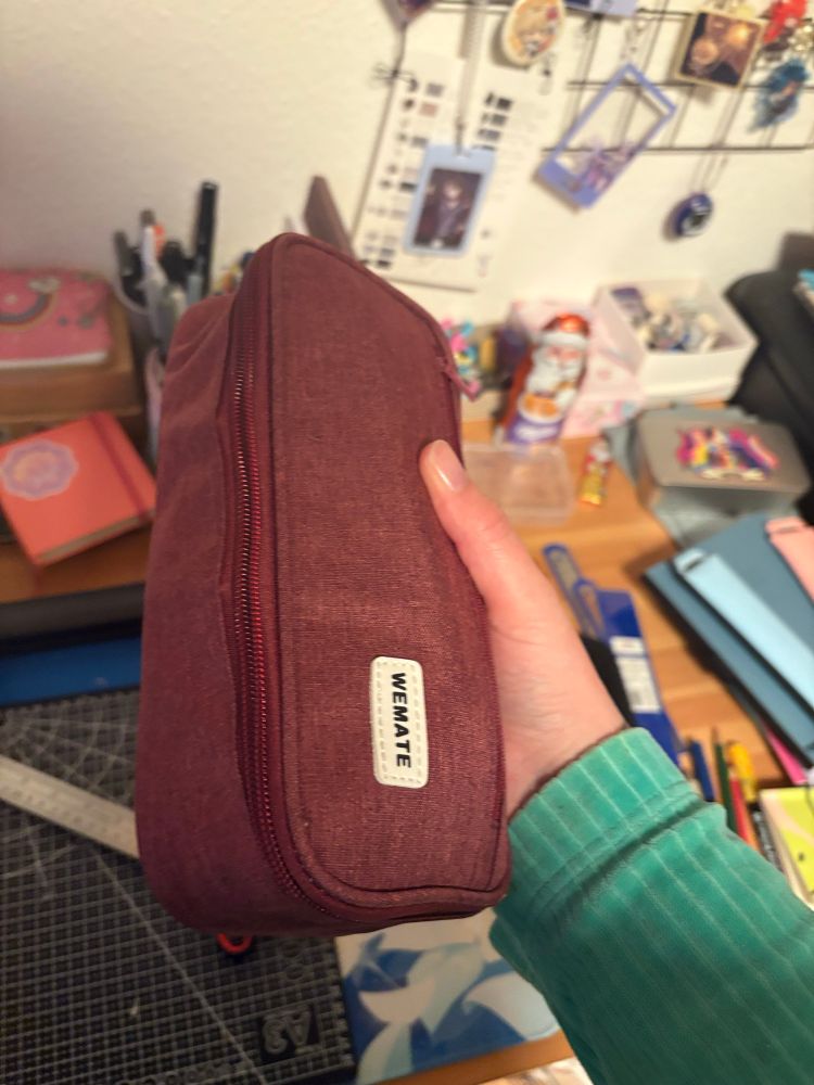 A photo of the travel art kit I packed. This is the kit when it‘s closed. 