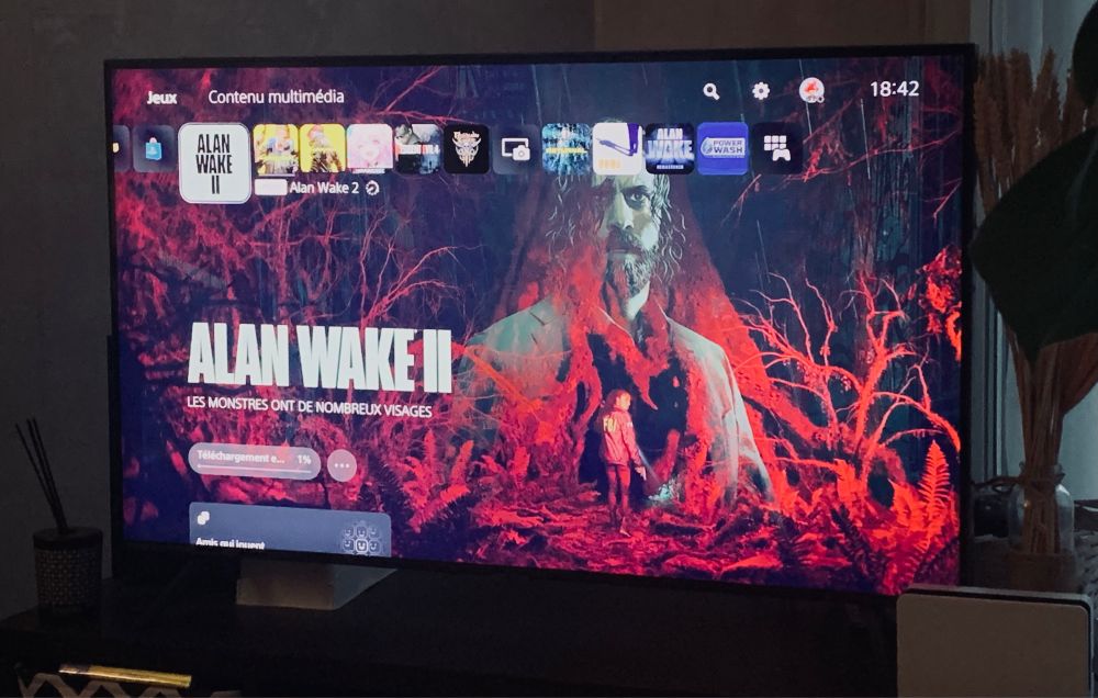 Photo d’un écran TV montrant Alan Wake 2 sur la homepage PS5