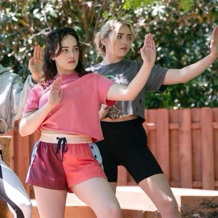 Dos chicas entrenando artes marciales