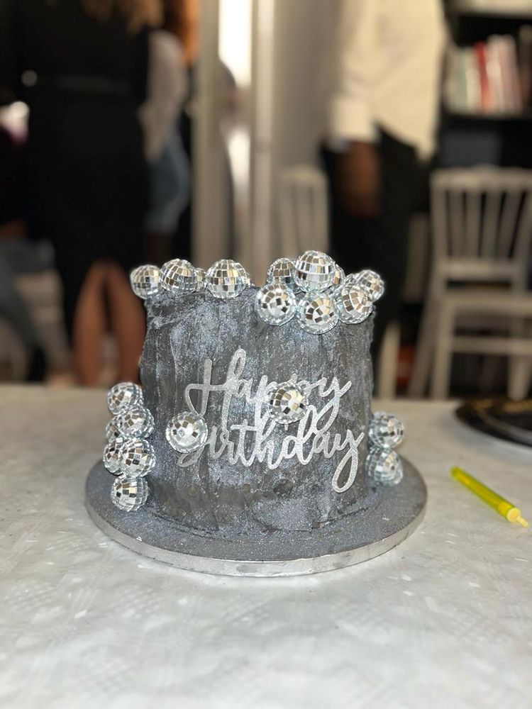 Mon gâteau d’anniversaire argenté, avec un écriteau « happy birthday » à paillettes et des mini boules disco placées dessus