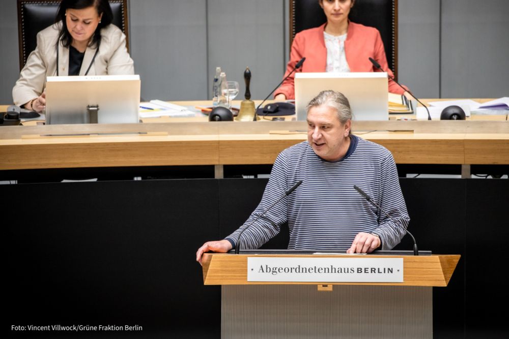 Stefan Taschner steht am Redepult des Abgeordnetenhauses und hält eine Rede.