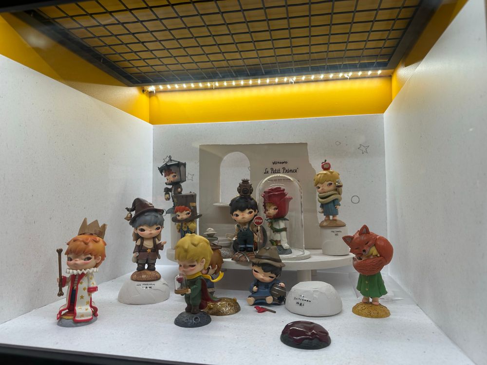 Diorama of the Hirono x Le Petit Prince figurines in a Pop Mart vending machine

From L to R:

The King
The Merchant
The Lamplighter
The Conceited Man
The Little Prince
The Geographer (obscured)
The Switchman
The Tippler
The Rose
The Snake
The Fox

Not pictured:

The Businessman
The Pilot (Secret Edition)
The Little Prince (Super Secret Edition)

