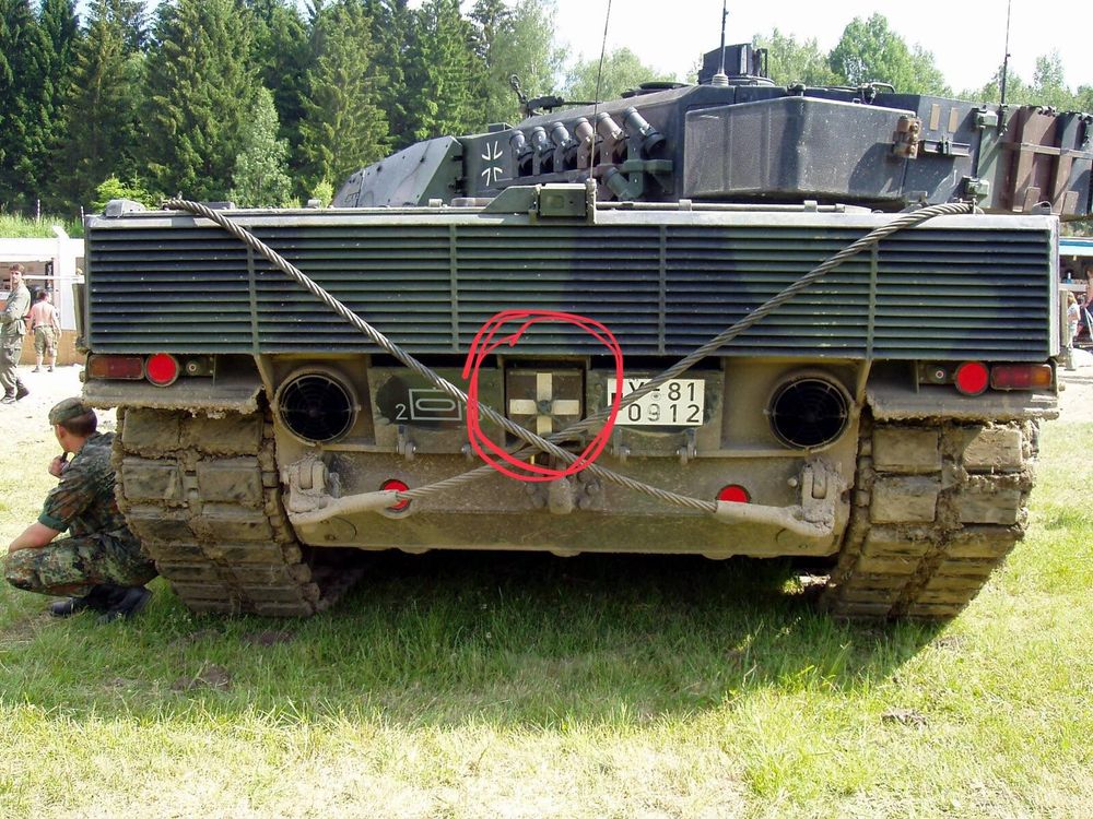 Backside of a Leopard 2 Tank, with the Convoy Marker (white cross) circled in red