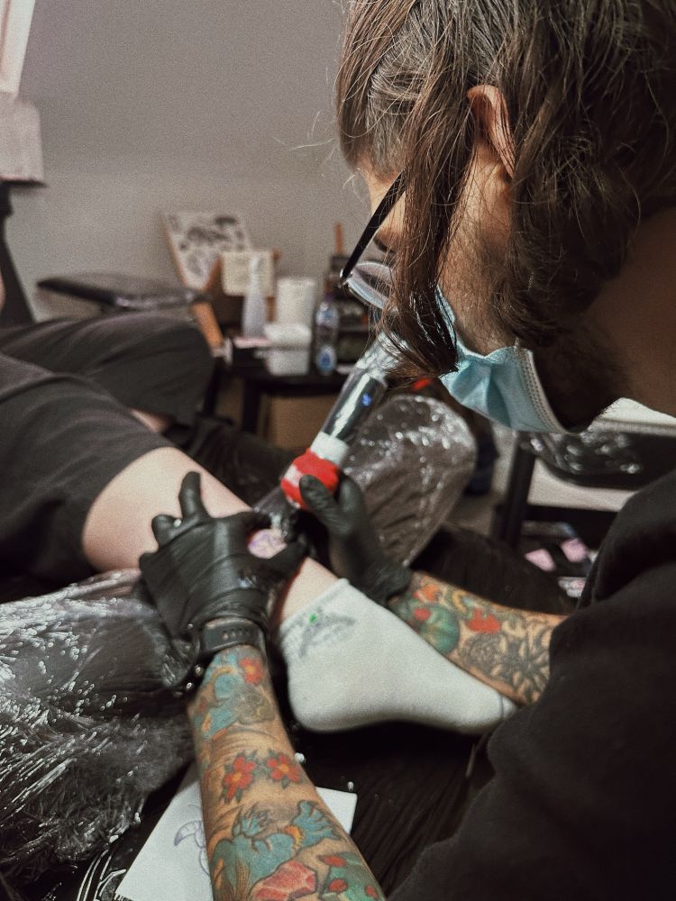 Me Tattoo Good pov doing the line work on an ankle tattoo