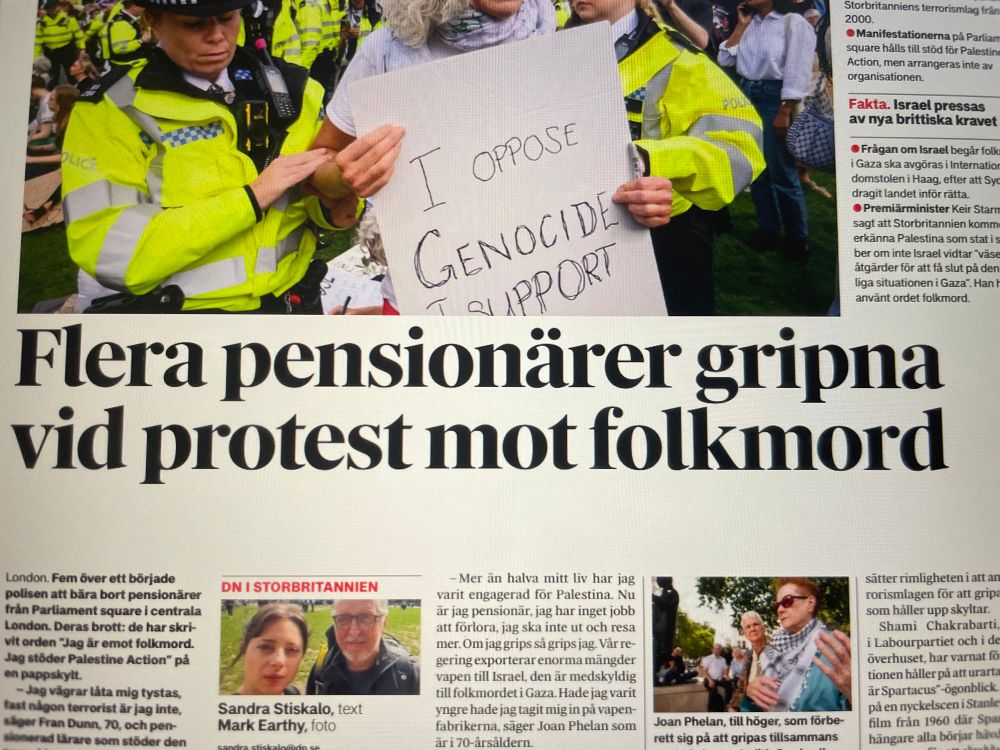 Foto av en halvsida i Dagens Nyheter 7 september 2025 med en bild på brittisk polis som för bort en demonstrant och rubriken ”Flera pensionärer gripna vid protest mot folkmord”.
