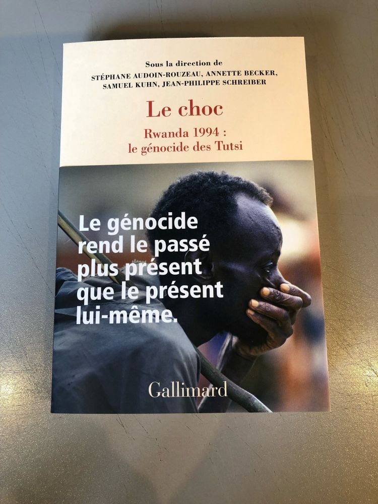 Couverture de l'ouvrage. Le choc. Rwanda 1994 : le génocide des Tutsi.
Bandeau amovible : "Le génocide rend le passé plus présent que le présent lui-même" sur photo de rescapé de Gitarama à Ruhango (copyright Roger Job).