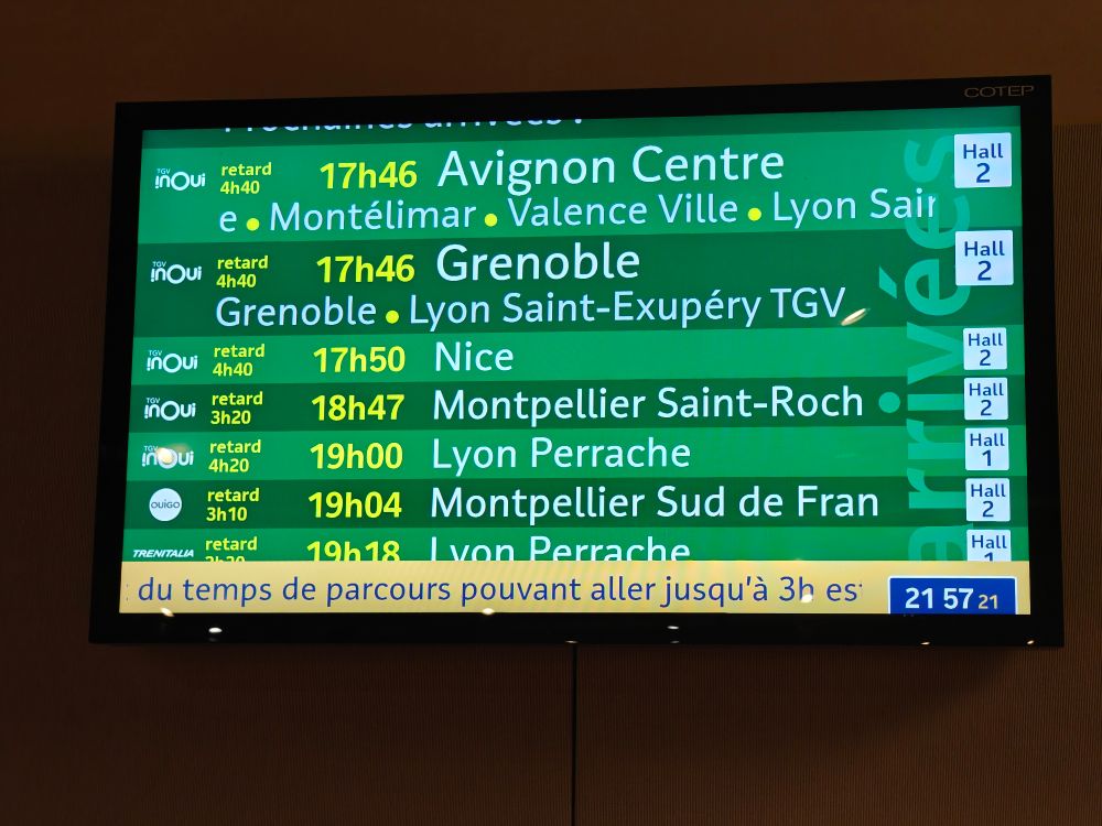 Picture of a departure board, with all trains delayed ranging between 3:10 and 4:40 hours