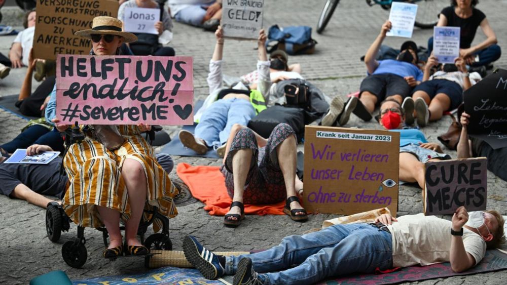 #LiegendDemo: Menschen mit ME/CFS machen auf ihr Schicksal aufmerksam