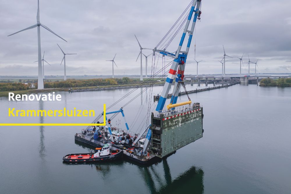 De sluisdeur wordt over het water vervoerd. Gele tekst over de foto met: Renovatie Krammersluizen.