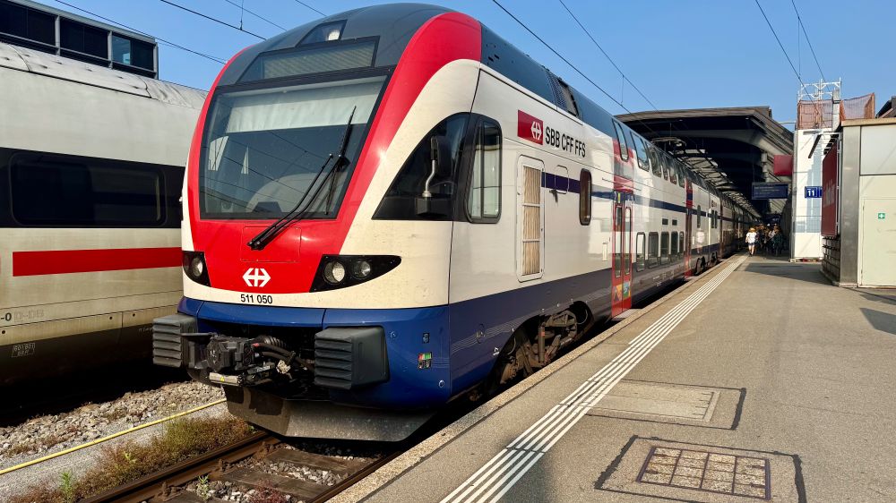A pair of SBB RABe 511 KISS EMUs 511 050 & 511 010 at Zürich HB platform 11 before departing with IR 13 service 3279 the 18:09 to St. Gallen via Zürich Flughafen.