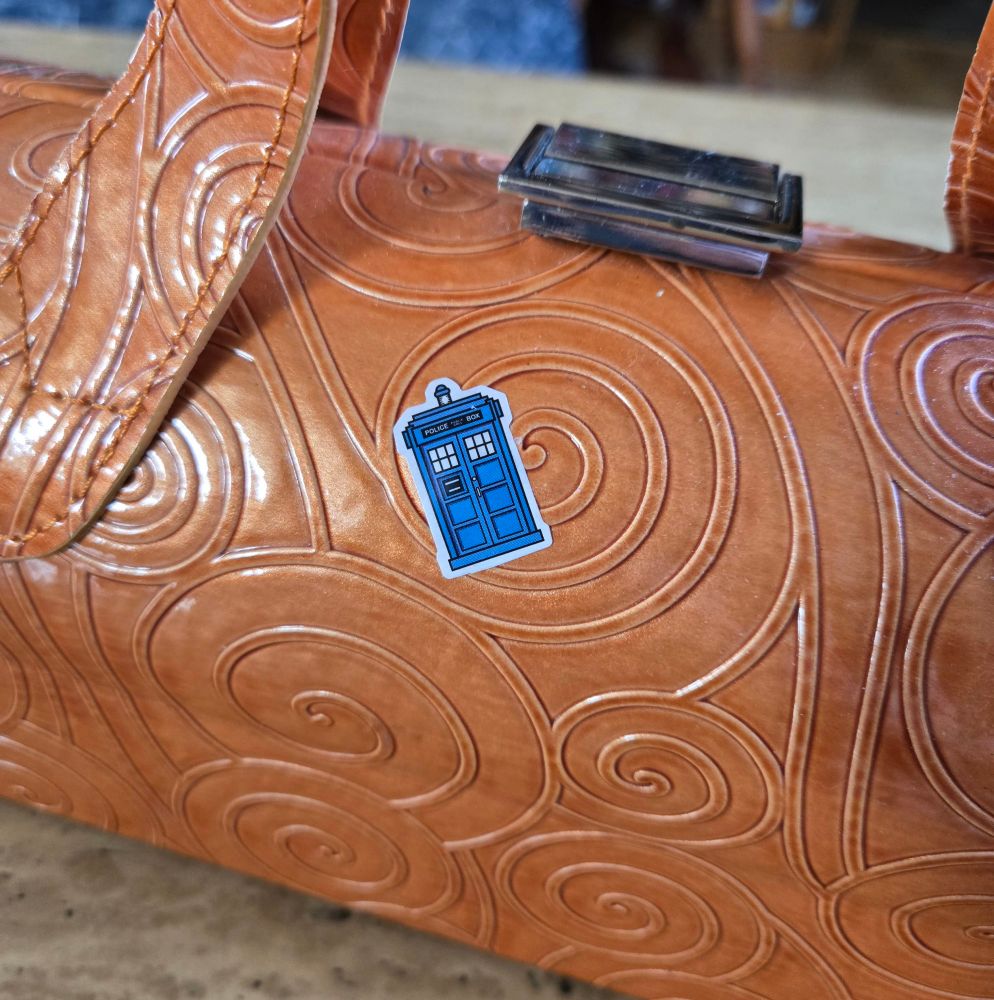 A close-up of the sticker of the Tardis sticker on the outside of the bag.
