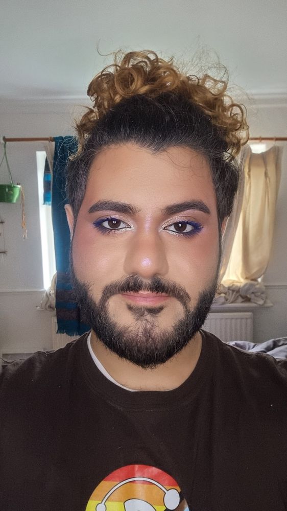 A bright sultry look with blue mascara