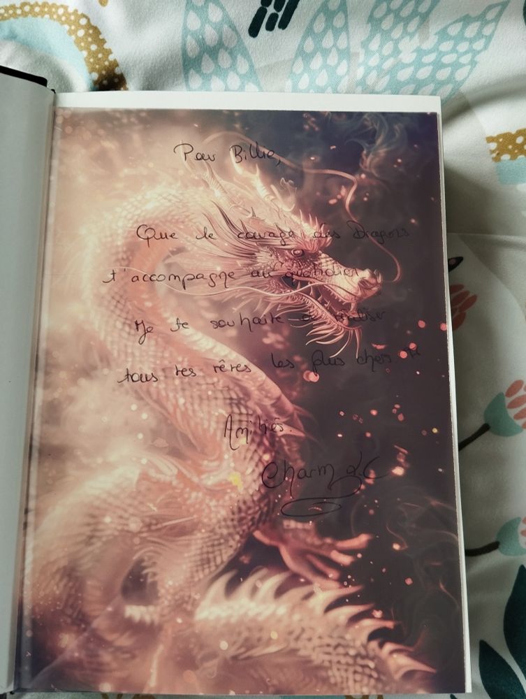 Dédicace de Charm LC qui dit : Pour Billie, que le courage des Dragons t'accompagne au quotidien. Je te souhaite de réaliser tous tes rêves les plus chers. Amitiés, Charm LC."