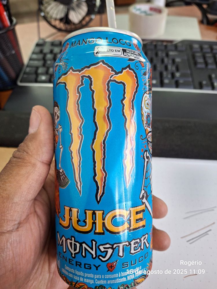 Uma lata azul de juice monster energy suco sabor mango loco 