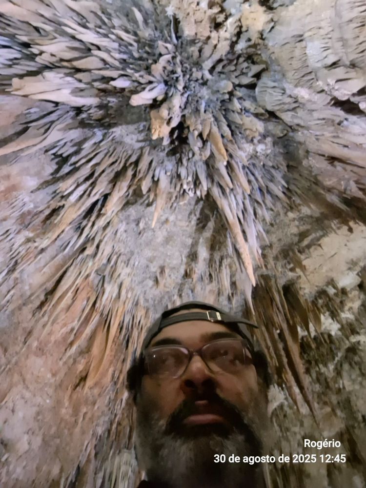 Outra selfie minha embaixo de estalactites na Caverna do Diabo 