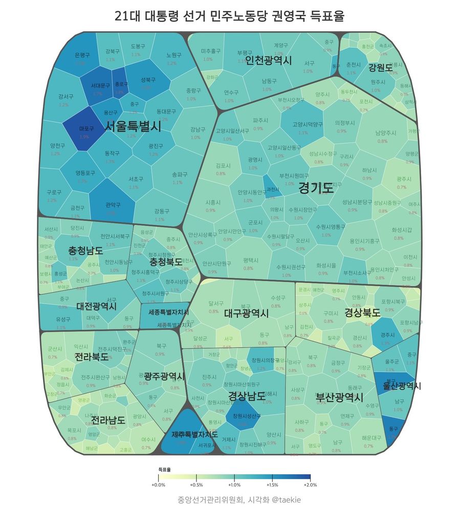 대한민국 21대 대통령 선거에서 권영국 후보의 지역별 득표율을 시각화한 인포그래픽. 득표율이 높을수록 명도가 낮으며 낮을 수록 명도가 높음. 명도가 가장 낮게 표현된 지역으은 서울특별시에는 마포구이며 서울특별시는 전체적으로 다른 지역에 비해 명도가 낮음. 그 외 명도가 낮은 지역으로는 경기도에는 과천시, 인천광역시 동구, 세종특별자치시, 울산광역시 북구와 동구, 경상북도 경주시, 경상남도 창원시 성산구, 제주특별자치도 제주시와 서귀포시가 있음.