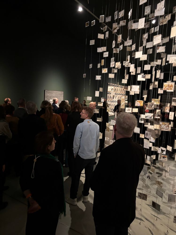 Museummenschen lauschen der Einführung des Leiters der Deichtorhallen