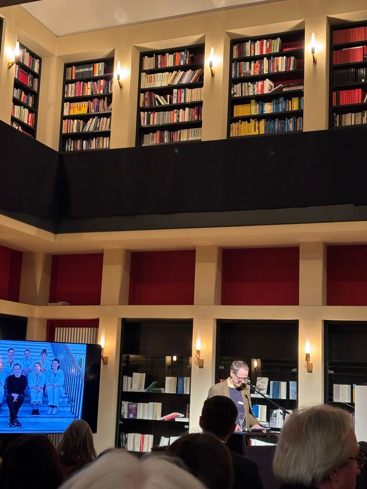 Der Chef des Literaturhauses am Redepult bei seinen Dankesworten 
