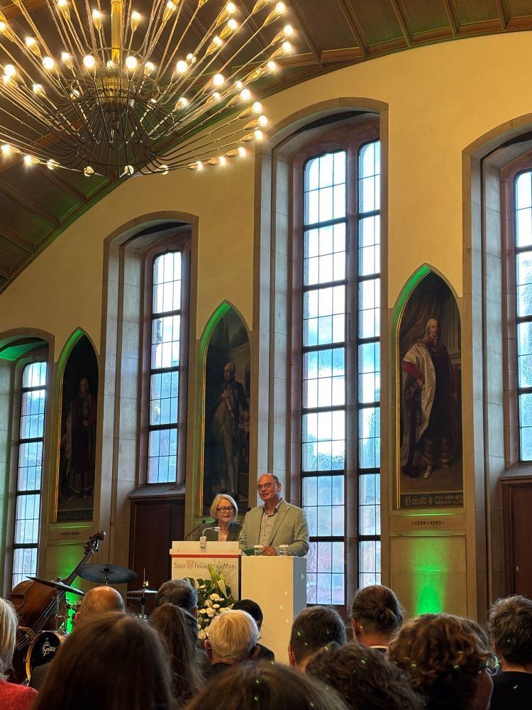 Die beiden Chefredakteurinnen am Mikrophon im Kaisersaal 