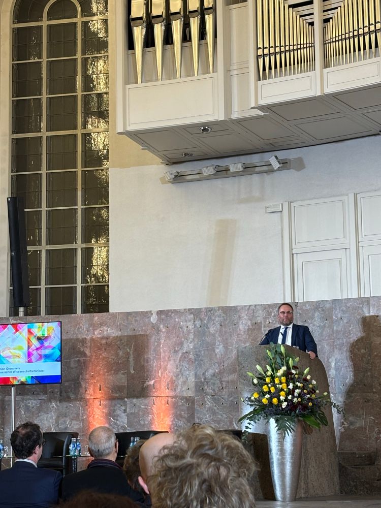 Der Wissenschaftsminister des Landes Hessen am Redepult