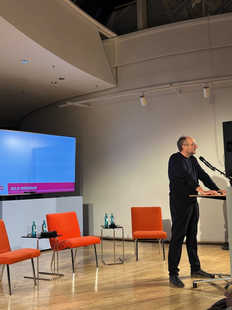 Nils Minkmar am Redepult 