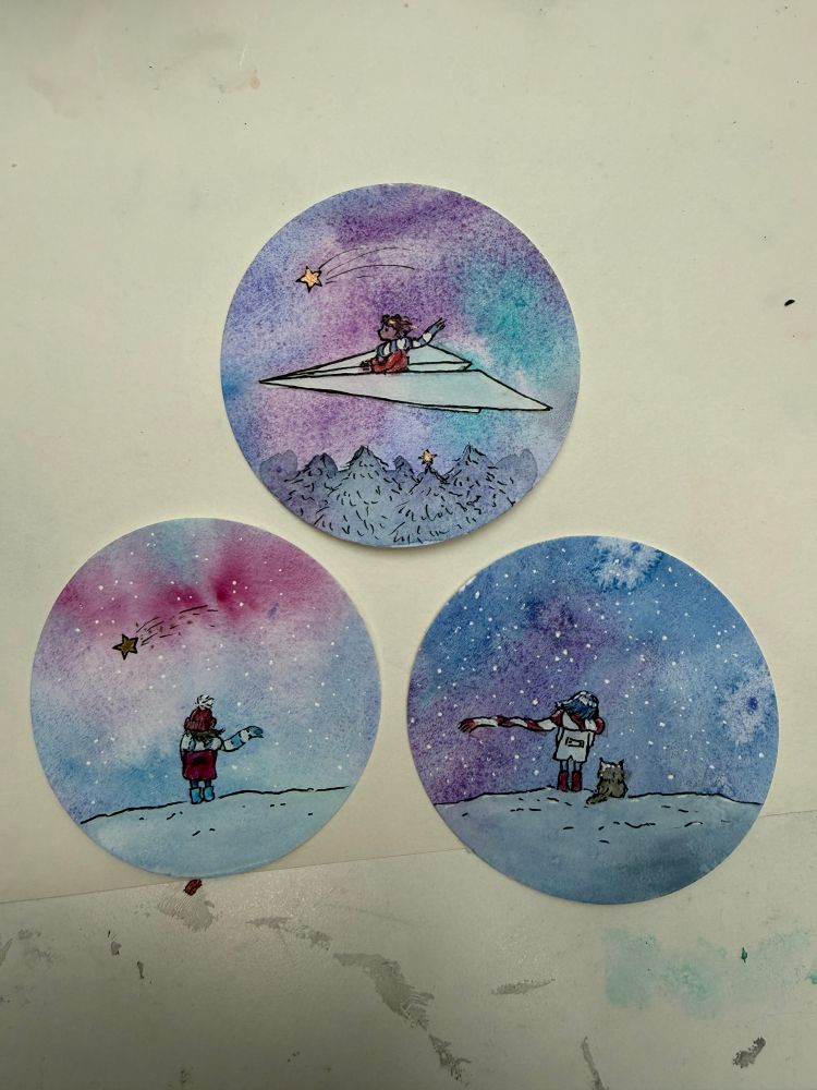 Kleine runde Illustrationen: Mädchen beobachtet Sterne und Nordlichter, Mädchen und Hund unter einem Sternenhimmel, Junge fliegt in einem Papierflieger über einen Tannenwald 