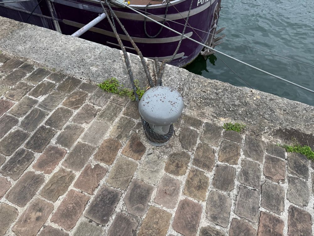 Une bitte d'amarrage