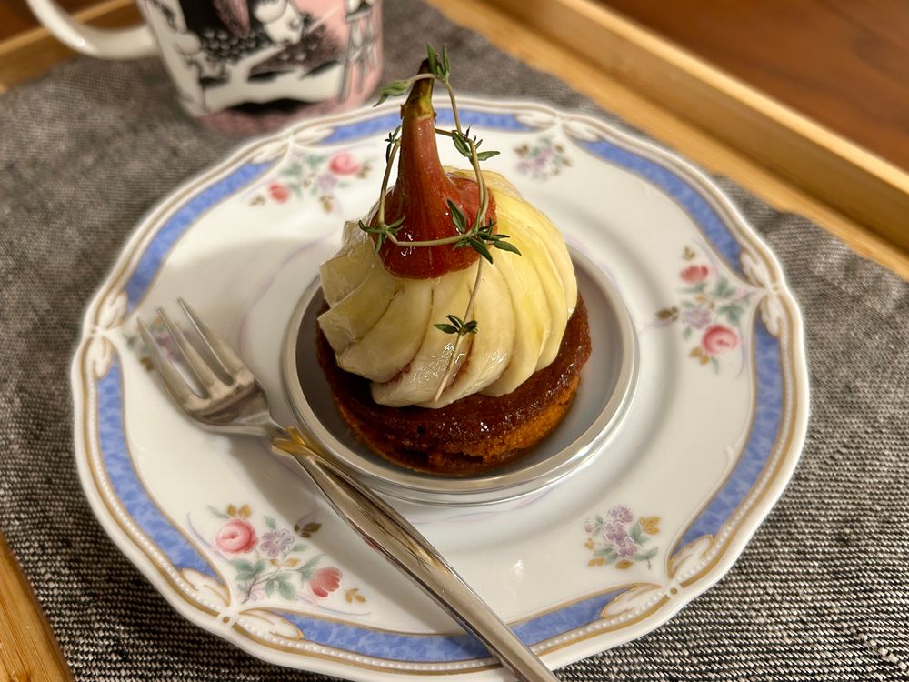 まるごといちじくのケーキ。丸いケーキ皿の手前にフォークが乗っている。