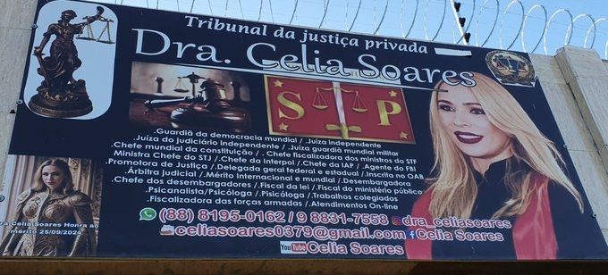 outdoor de uma mulher loira escrito Tribunal da Justiça Privada, abaixo Dra Célia Soares, com imagens da justiça. Ela se autointitula coisas absurdas como guardiã da democracia mundial, chefe mundial da constituição, juíza, delegada, psicóloga, psiquiatra, entre outros.