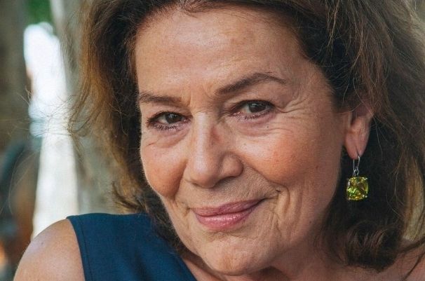 Die ältere Hannelore Elsner lächelt.