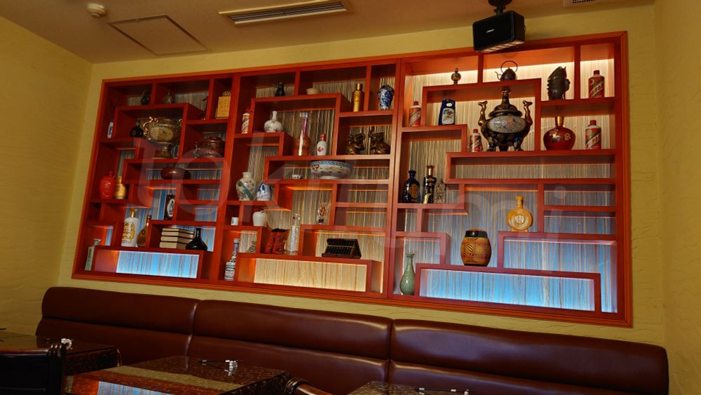 中華料理屋の壁 中華っぽい赤い棚？に中華っぽい壺とか置いてある