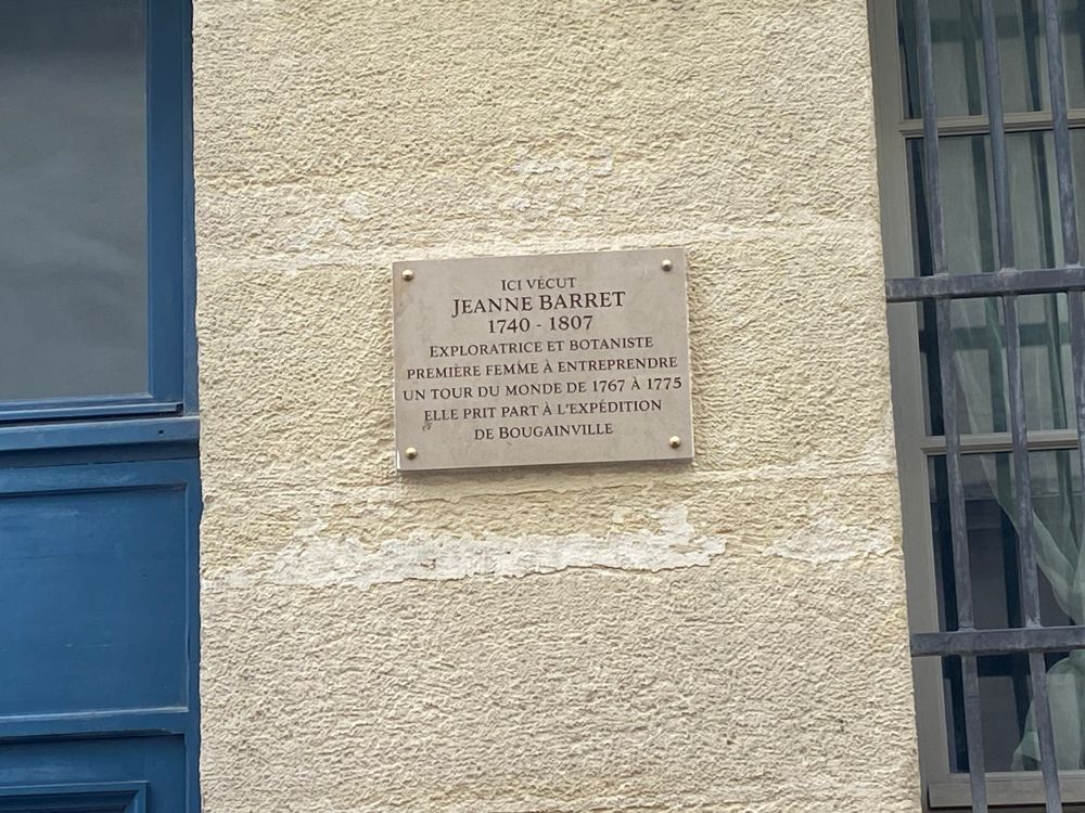 la plaque en pierre gravée. 