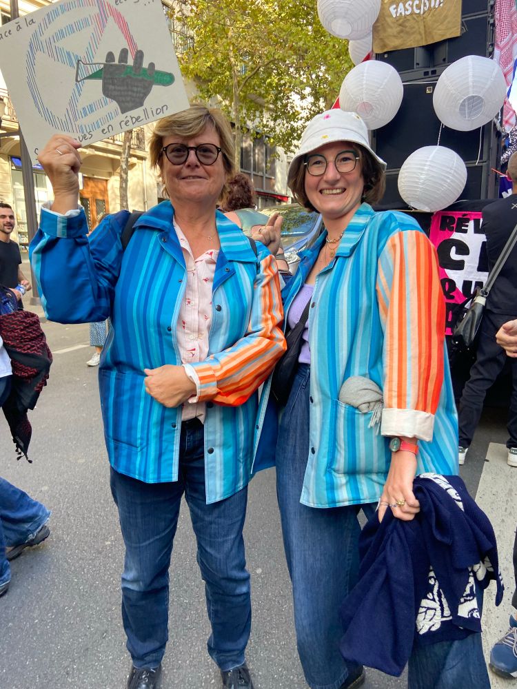 moi et une inconnue avec la même veste ‘warming stripes’ à la manif du 28/9