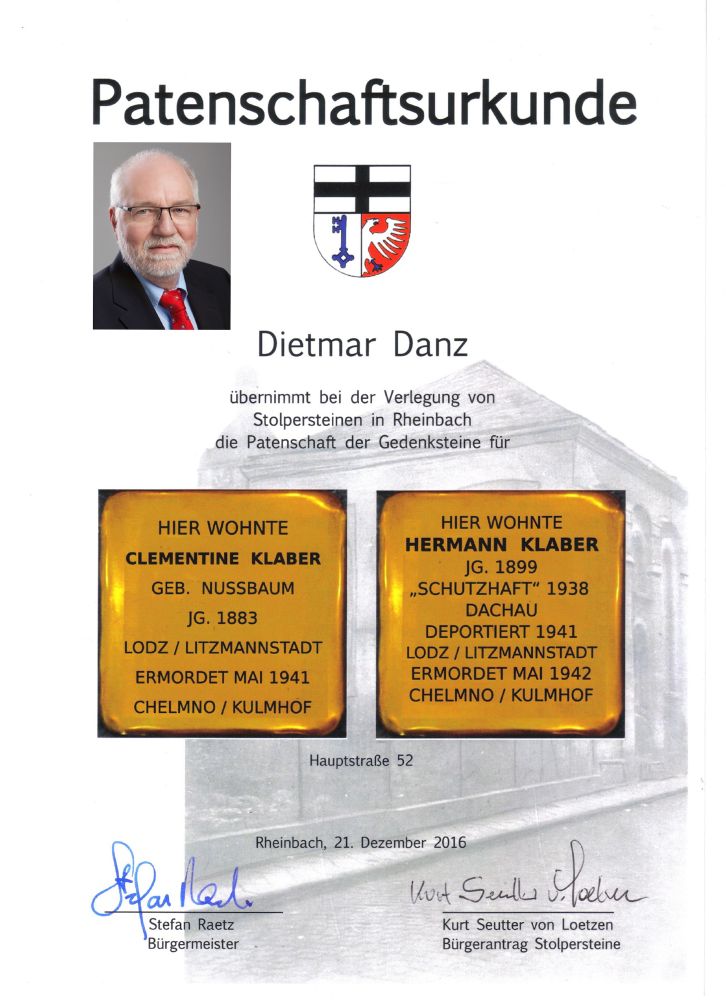 Patenschaftsurkunde, weil ich die Kosten für die Verlegung der Stolpersteine übernommen habe. In der Mitte die nachgebildeten Stolpersteine für Hermann und Clementine Klaber. Unten auf der Urkunde sind zwei Unterschriften.