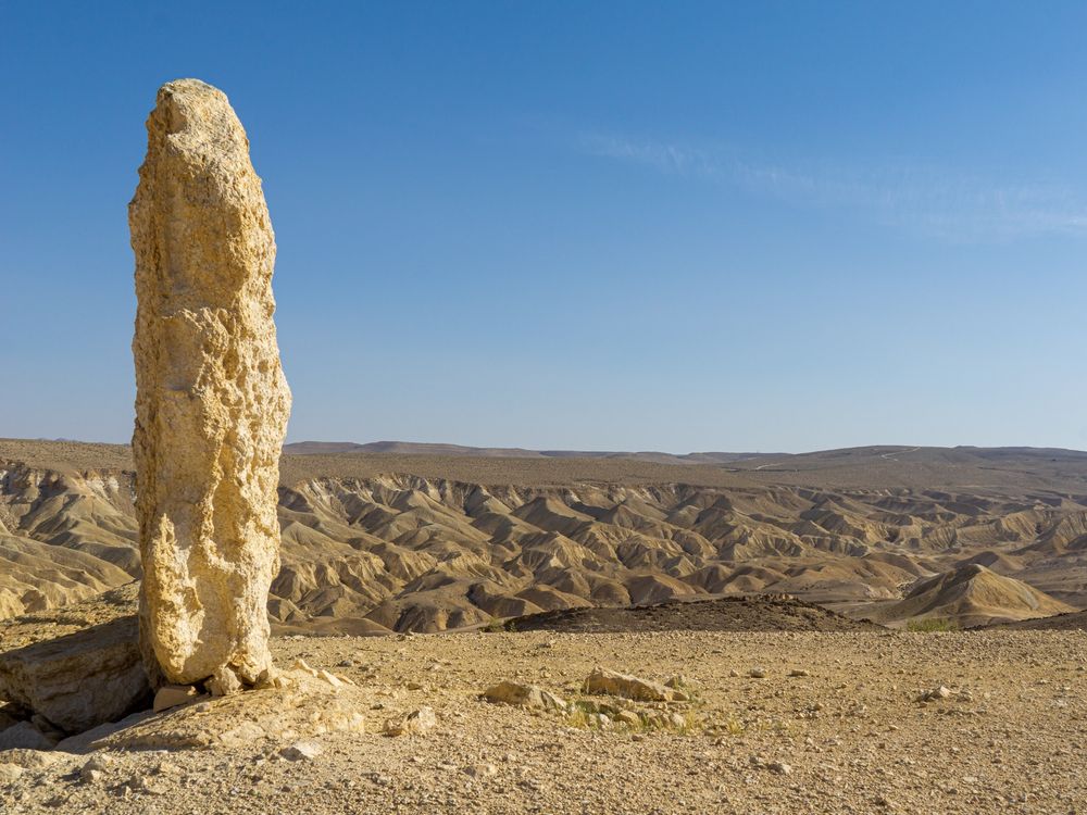 Steinformation in einer Wüstenlandschaft